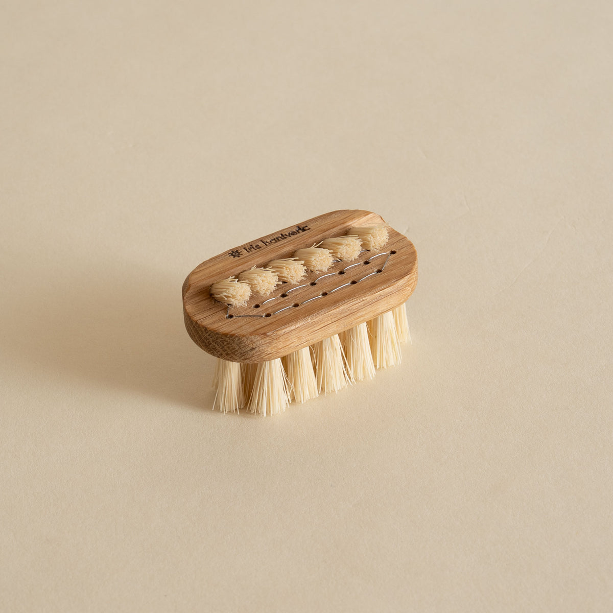 Iris Hantverk Lovisa mini oak nail brush with tampico fiber bristles