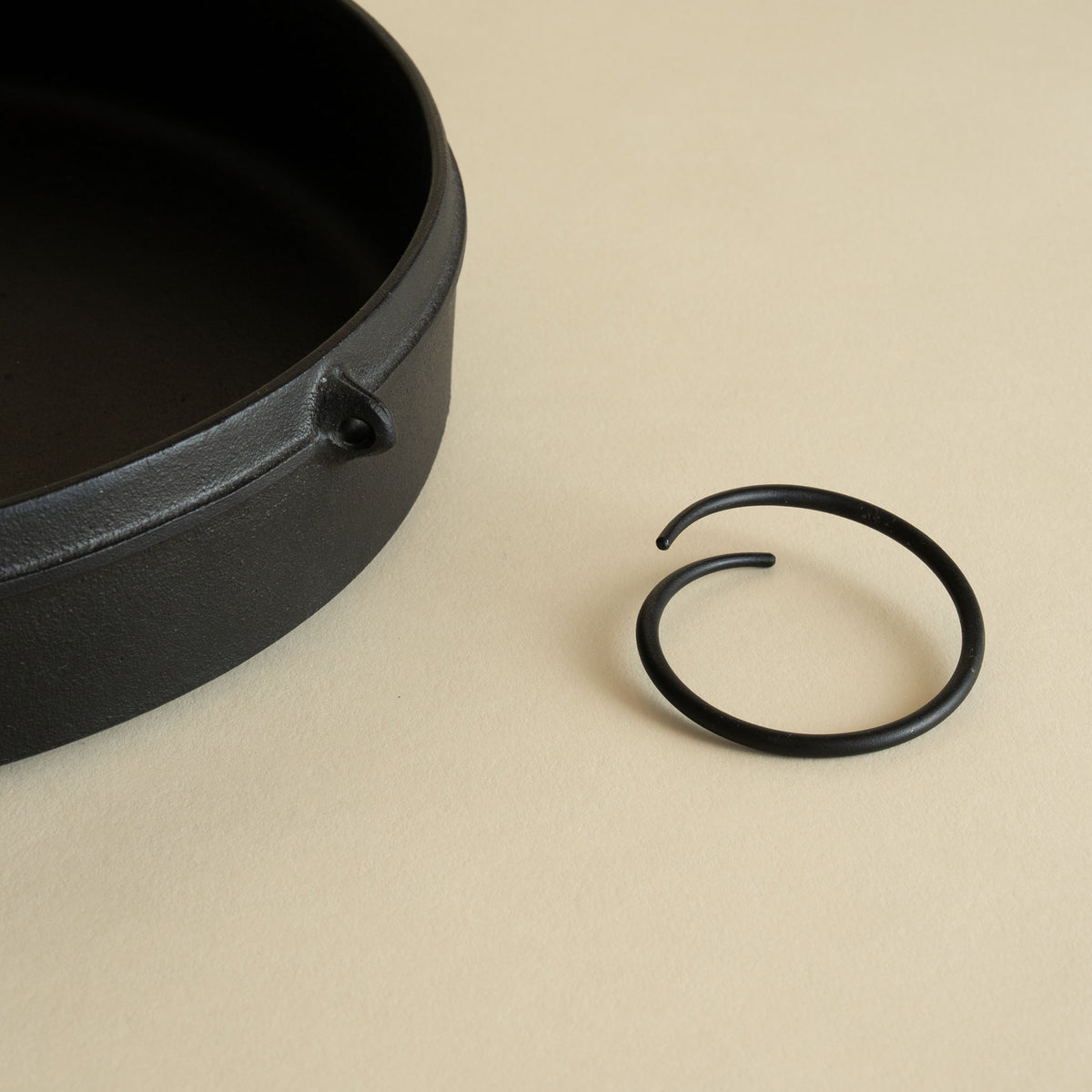 Nihonbashi Kiya Japanese cast iron pan with two detachable ring handles
